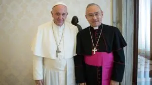 Arzobispo cercano al Papa Francisco es interrogado en juicio contra el Vaticano
