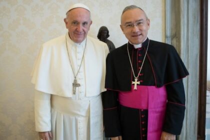 Arzobispo cercano al Papa Francisco es interrogado en juicio contra el Vaticano