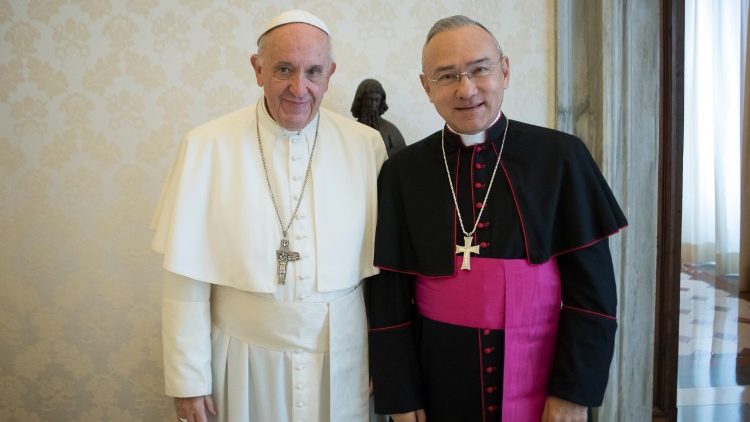 Arzobispo cercano al Papa Francisco es interrogado en juicio contra el Vaticano
