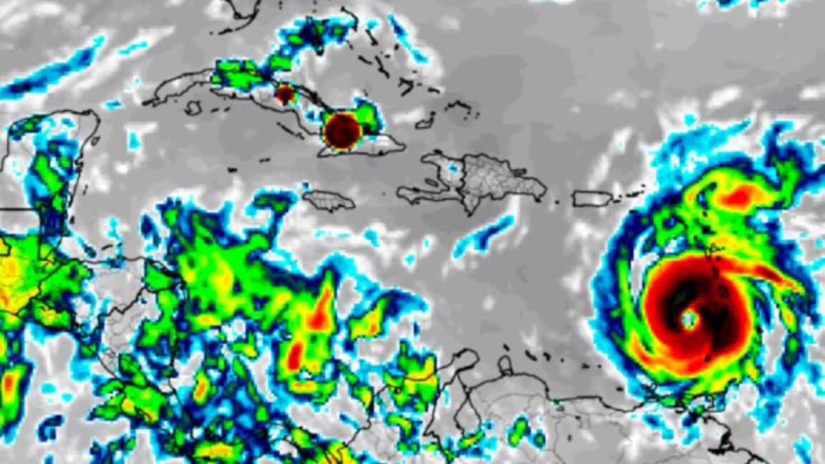 Huracán Beryl se debilita a categoría 3 a su paso por México Huracán Beryl se debilita a categoría 3 a su paso por México
