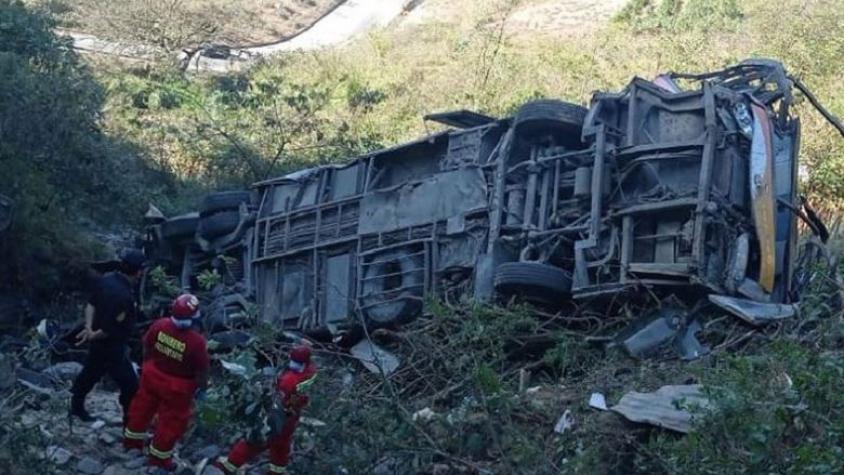 Caída de autobús a un abismo en Perú deja 21 muertos Caída de autobús a un abismo en Perú deja 21 muertos