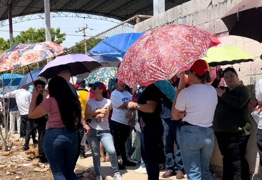 Marabinos soportan altas temperaturas para ejercer su voto este 28J Marabinos soportan altas temperaturas para ejercer su voto este 28J