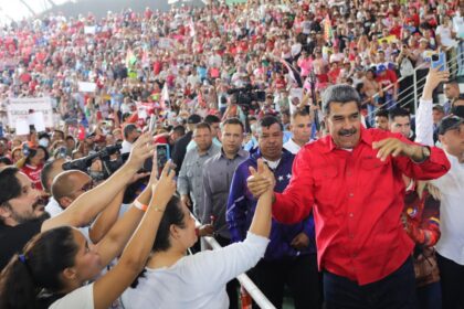 Maduro llama "viejo decrépito" a Edmundo González en el Encuentro Nacional de Comuneros