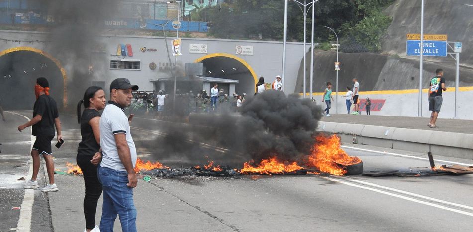 Venezolanos protestan por fraude electoral en varias partes del país Venezolanos protestan por fraude electoral en varias partes del país