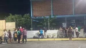 Venezolanos forman filas desde la noche del sábado en centros electorales