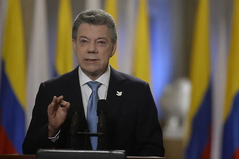 Juan Manuel Santos critica decisión del Tribunal Supremo de Justicia en Venezuela