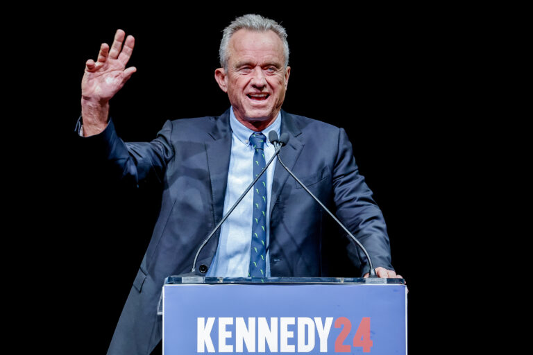 Robert F. Kennedy Jr. suspende su campaña y respaldará a Trump en las elecciones de 2024