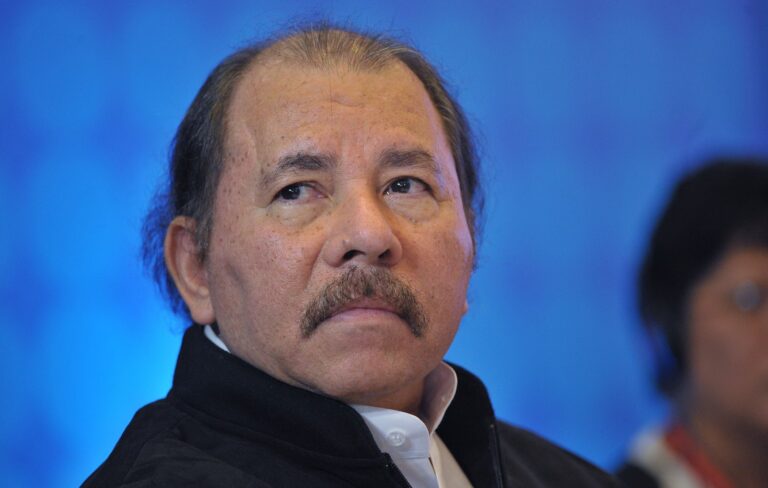 Presidente de Nicaragua establece pago de impuestos a las iglesias