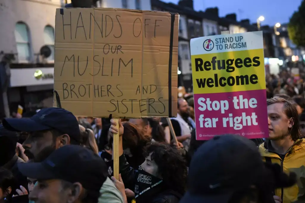 Miles de británicos se manifiestan contra el racismo Miles de británicos se manifiestan contra el racismo