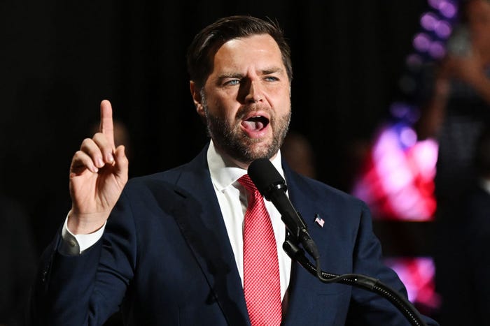 JD Vance propone iniciar deportaciones masivas: "Empecemos por un millón"
