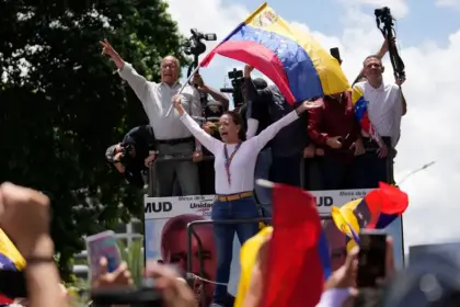 Manifestantes con maría corina machado