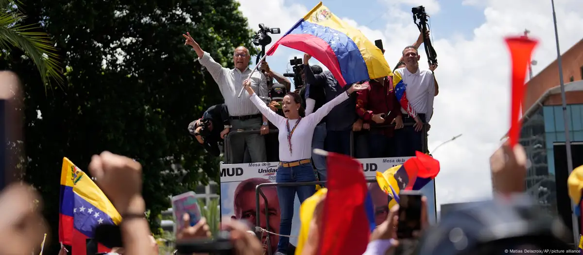 Manifestantes en Venezuela inundan las calles contra el fraude electoral Manifestantes con maría corina machado
