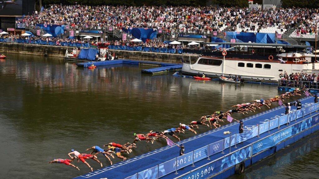Triatlón olímpico en el Sena: Desafío superado pese a preocupaciones ambientales Triatlón olímpico en el Sena: Desafío superado pese a preocupaciones ambientales