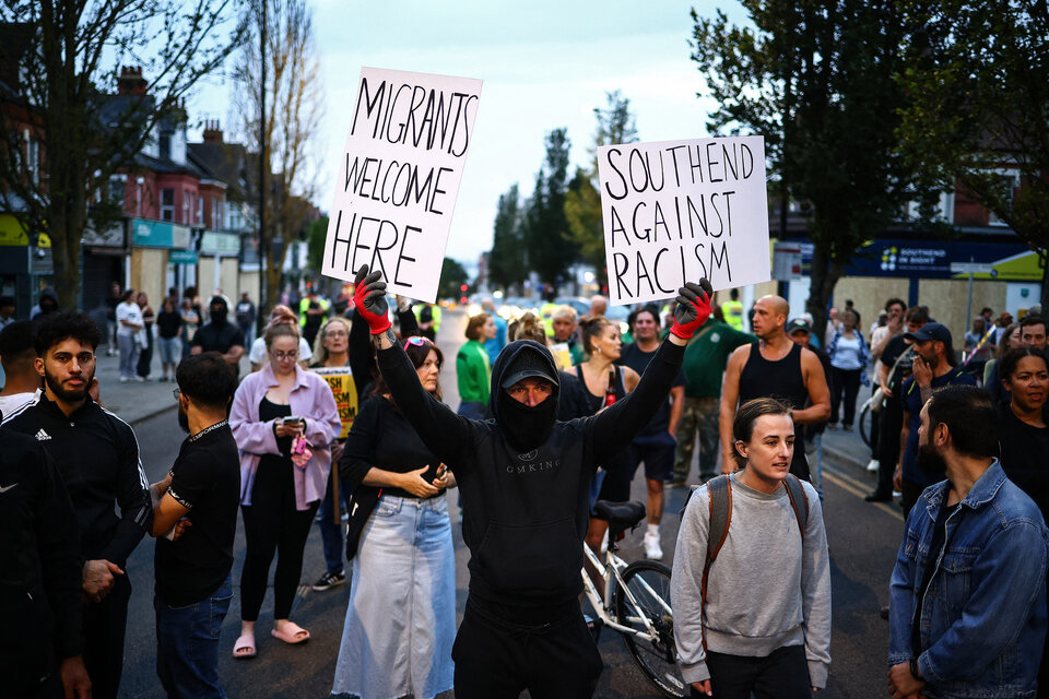 Miles de británicos se manifiestan contra el racismo Miles de británicos se manifiestan contra el racismo