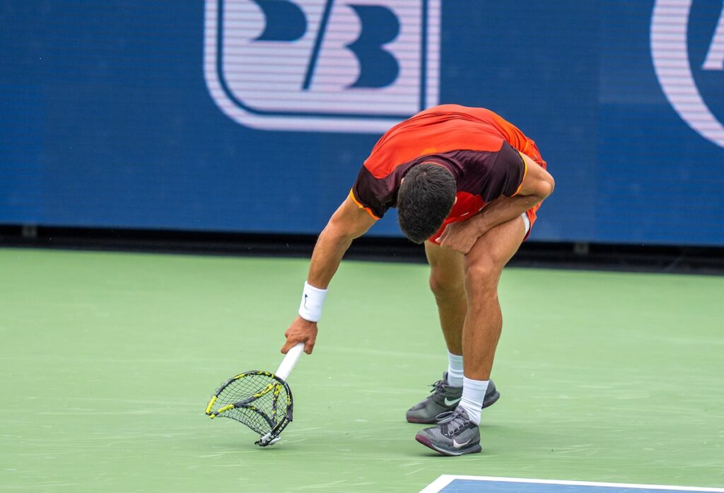 Carlos Alcaraz pierde ante Monfils en Cincinnati y rompe su raqueta
