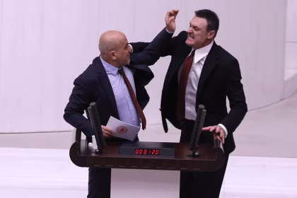 Pelea en el Parlamento de Turquía por el caso de Can Atalay