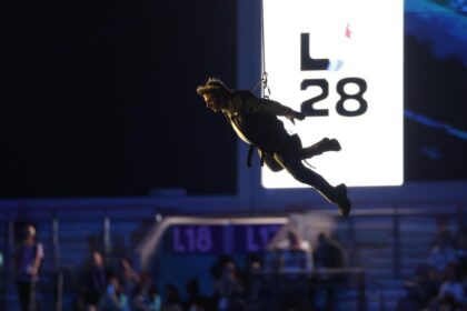 Tom Cruise salta en paracaídas para entregar la bandera olímpica de Los Ángeles 2028