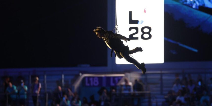 Tom Cruise salta en paracaídas para entregar la bandera olímpica de Los Ángeles 2028