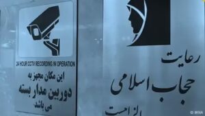 Mujer iraní queda paralítica tras recibir un disparo por no usar hiyab