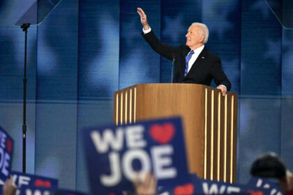Biden recibe ovación de 5 minutos en la Convención Demócrata antes de pasar el legado a Harris