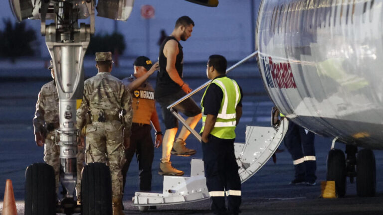 Panamá inicia vuelos financiados por EE.UU. para deportar migrantes que cruzan el Darién