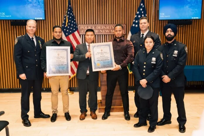 Venezolanos salvan a mujer en Nueva York y reciben condecoración de la Policía