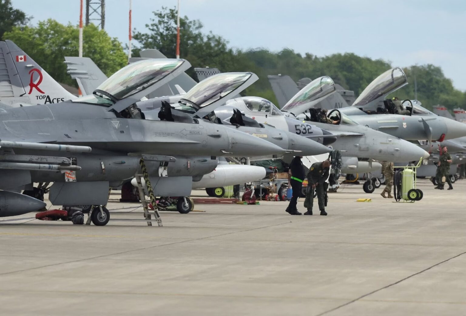 La OTAN aumenta seguridad en base aérea alemana tras una "amenaza potencial" La OTAN aumenta seguridad en base aérea alemana tras una "amenaza potencial"