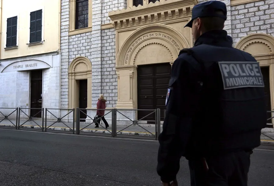 Policía francesa investiga presunto ataque terrorista frente a una sinagoga