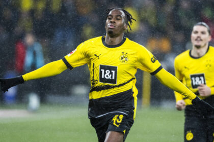 Jamie Gittens brilla con Dortmund al vencer 2-0 a Eintracht Frankfurt