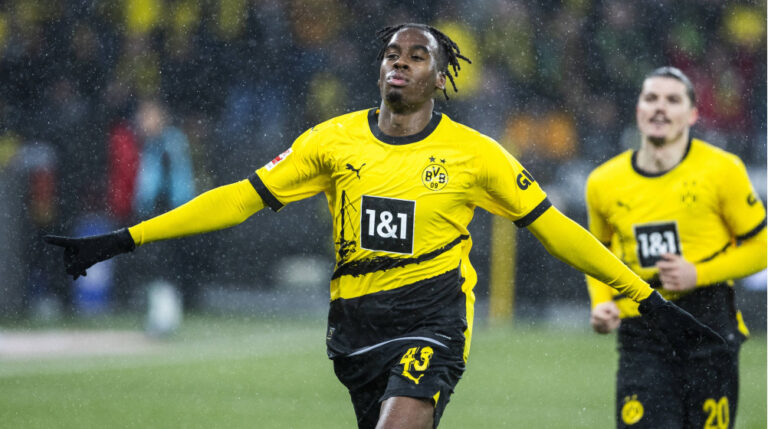 Jamie Gittens brilla con Dortmund al vencer 2-0 a Eintracht Frankfurt