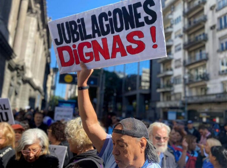 Jubilados en Argentina se manifiestan tras el anuncio del veto de la ley de pensiones