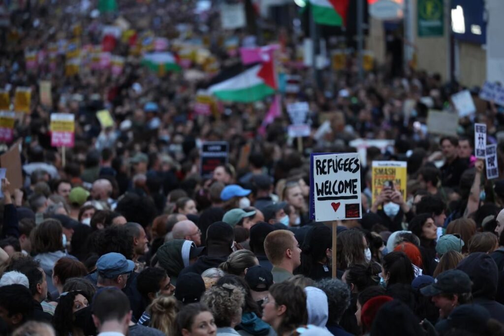 Miles de británicos se manifiestan contra el racismo Miles de británicos se manifiestan contra el racismo