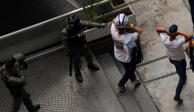 Detenidos por protestas electorales son trasladados a cárcel de Yare