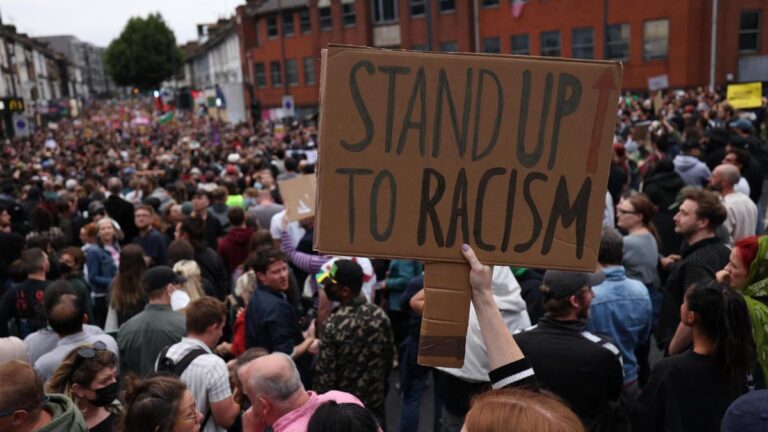 Miles de británicos se manifiestan contra el racismo
