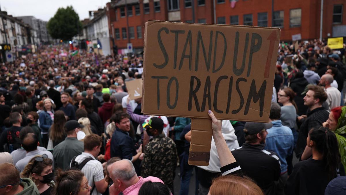 Miles de británicos se manifiestan contra el racismo Miles de británicos se manifiestan contra el racismo
