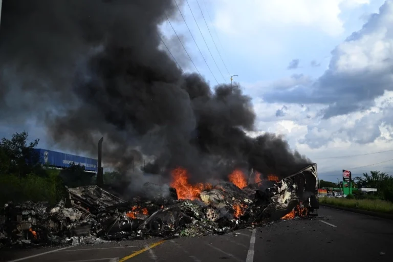 Civiles armados atacan a militares y generan caos en Culiacán, México