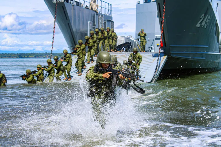 Armada de Colombia rescata a 28 migrantes en el Pacífico