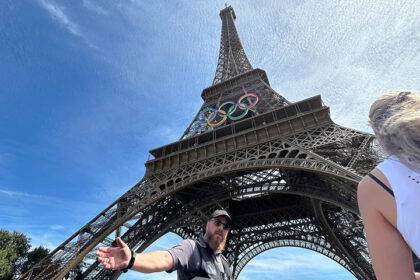 Evacuan la Torre Eiffel tras la escalada de un individuo antes de la clausura olímpica