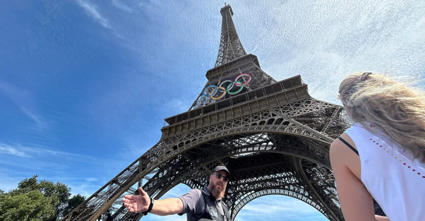 Evacuan la Torre Eiffel tras la escalada de un individuo antes de la clausura olímpica