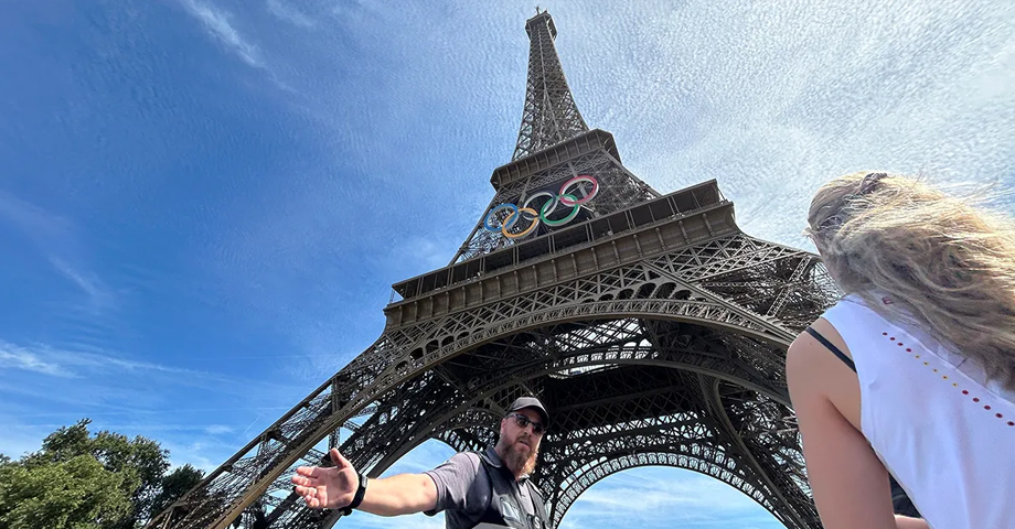 Evacuan la Torre Eiffel tras la escalada de un individuo antes de la clausura olímpica Evacuan la Torre Eiffel tras la escalada de un individuo antes de la clausura olímpica