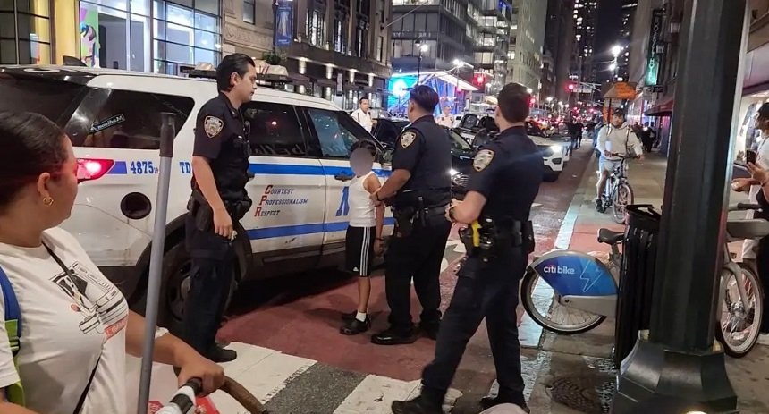 Policía de Nueva York captura a un joven venezolano por asalto en el metro