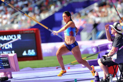 Con un salto de 4.40 metros, Robeilys Peinado clasifica para la final en París 2024