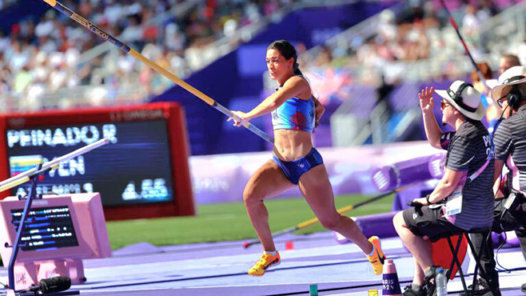 Con un salto de 4.40 metros, Robeilys Peinado clasifica para la final en París 2024