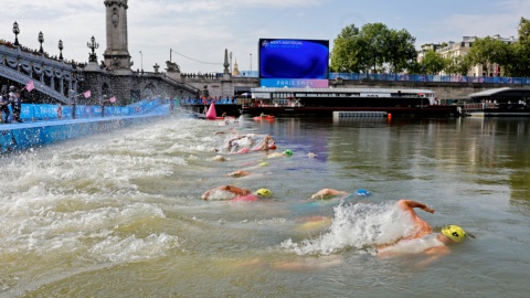 Triatlón olímpico en el Sena: Desafío superado pese a preocupaciones ambientales Triatlón olímpico en el Sena: Desafío superado pese a preocupaciones ambientales