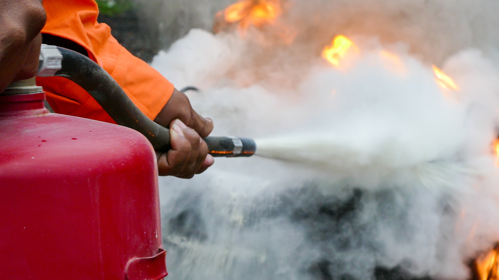 Incendio en taller mecánico de Machiques destruye automóvil