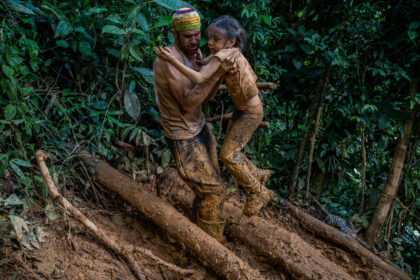 Panamá deporta a 433 migrantes para reducir el paso en la selva del Darién