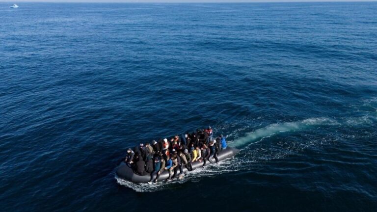 Naufragio mortal en el Canal de la Mancha: Al menos 12 migrantes fallecieron