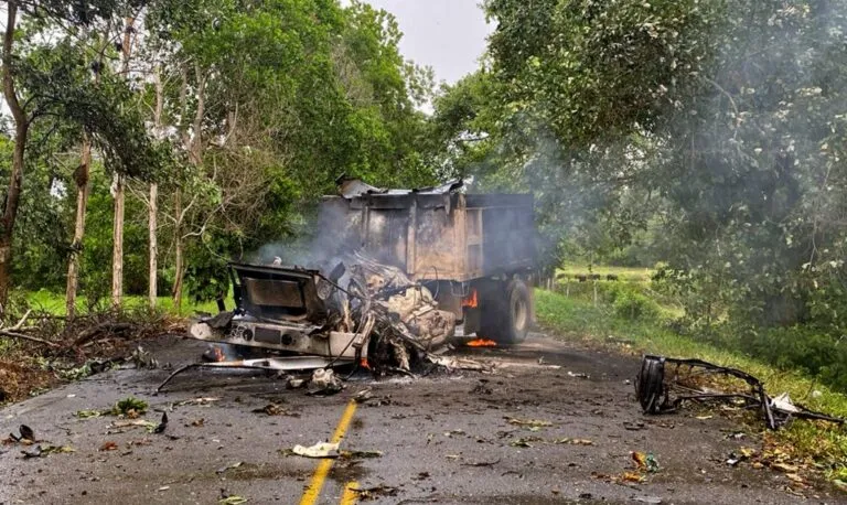 Dos militares muertos y 27 heridos en ataque del ELN a base militar en Arauca, Colombia