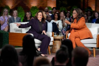 Kamala Harris admite poseer un arma en evento de campaña