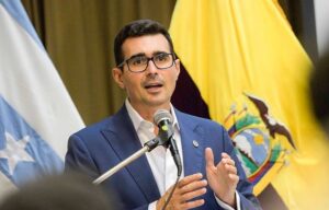 Tercer ministro en renunciar en menos de 48 horas: Guschmer deja el Ministerio de Deporte en Ecuador